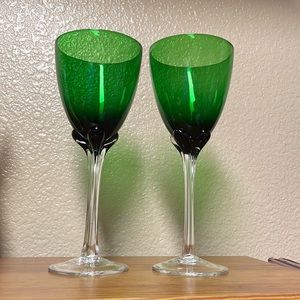 2 Vintage Hand Blown Emerald Green Tulip Petals Stem 9” Tall Wine Glasses 16Oz